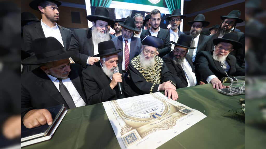 בטלית חדשה והמבורג: הוכתר הרב הראשי של ראש העין