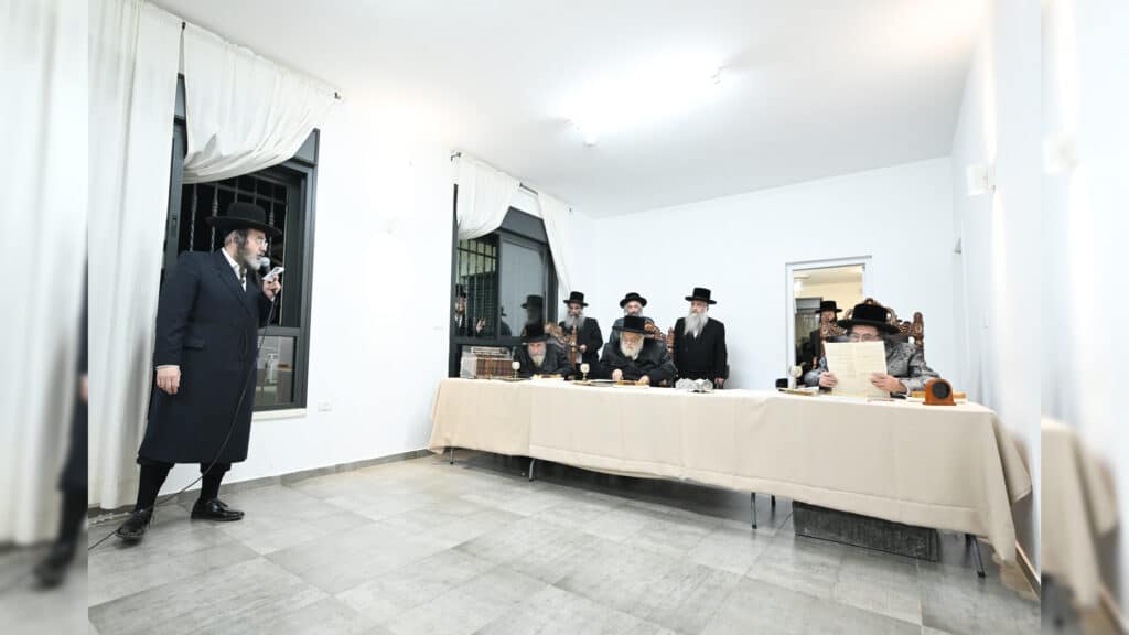 מעמד 'סיום הזוהר' ההיסטורי והמרגש במעון הקודש של מרן האדמו"ר מויז'ניץ