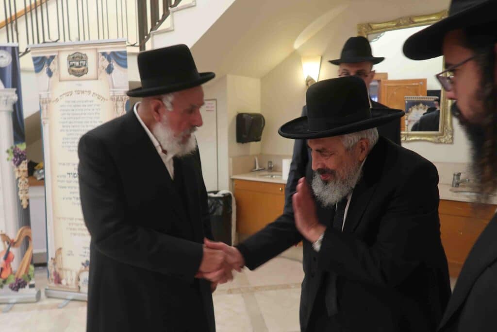 צפו בגלריה: חבר המועצת השיא את נכדתו עם בן איש החינוך