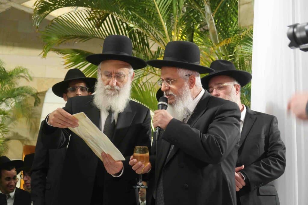 צפו בגלריה: חבר המועצת השיא את נכדתו עם בן איש החינוך