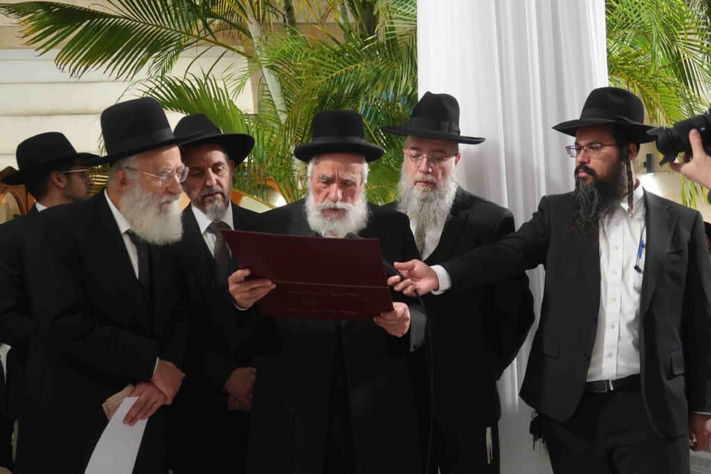 צפו בגלריה: חבר המועצת השיא את נכדתו עם בן איש החינוך