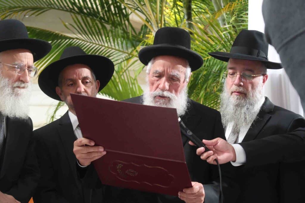 צפו בגלריה: חבר המועצת השיא את נכדתו עם בן איש החינוך