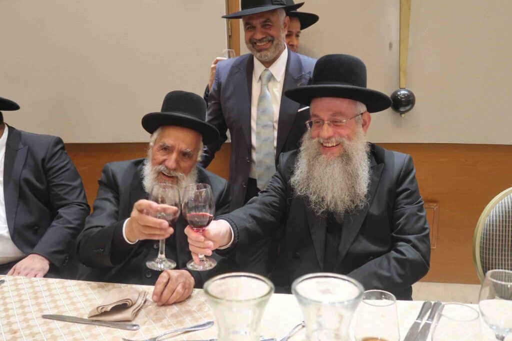 צפו בגלריה: חבר המועצת השיא את נכדתו עם בן איש החינוך