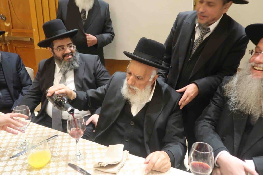 צפו בגלריה: חבר המועצת השיא את נכדתו עם בן איש החינוך