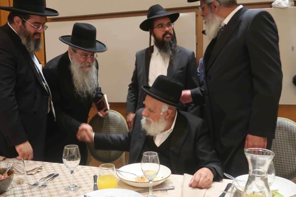 צפו בגלריה: חבר המועצת השיא את נכדתו עם בן איש החינוך