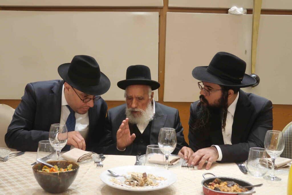 צפו בגלריה: חבר המועצת השיא את נכדתו עם בן איש החינוך