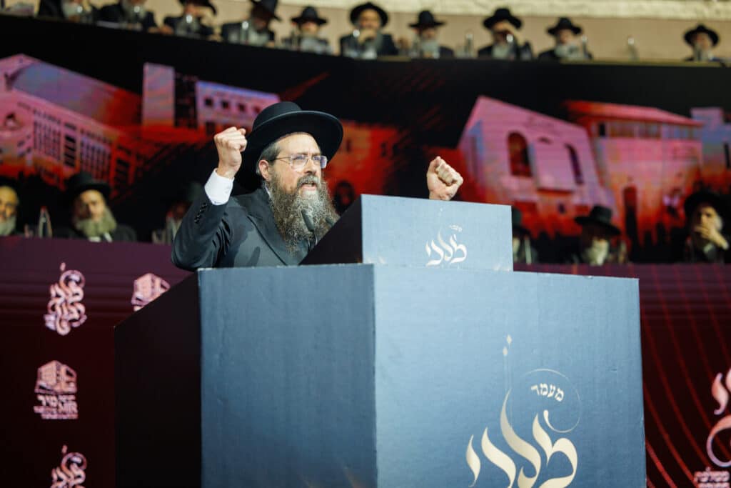 אלפי תלמידי ישיבת מיר במעמד "מלכי רבנן" בארנה