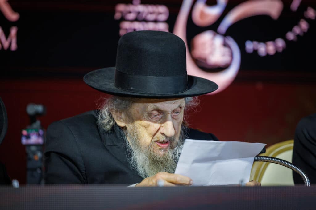 אלפי תלמידי ישיבת מיר במעמד "מלכי רבנן" בארנה