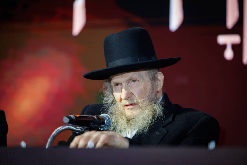 אלפי תלמידי ישיבת מיר במעמד "מלכי רבנן" בארנה