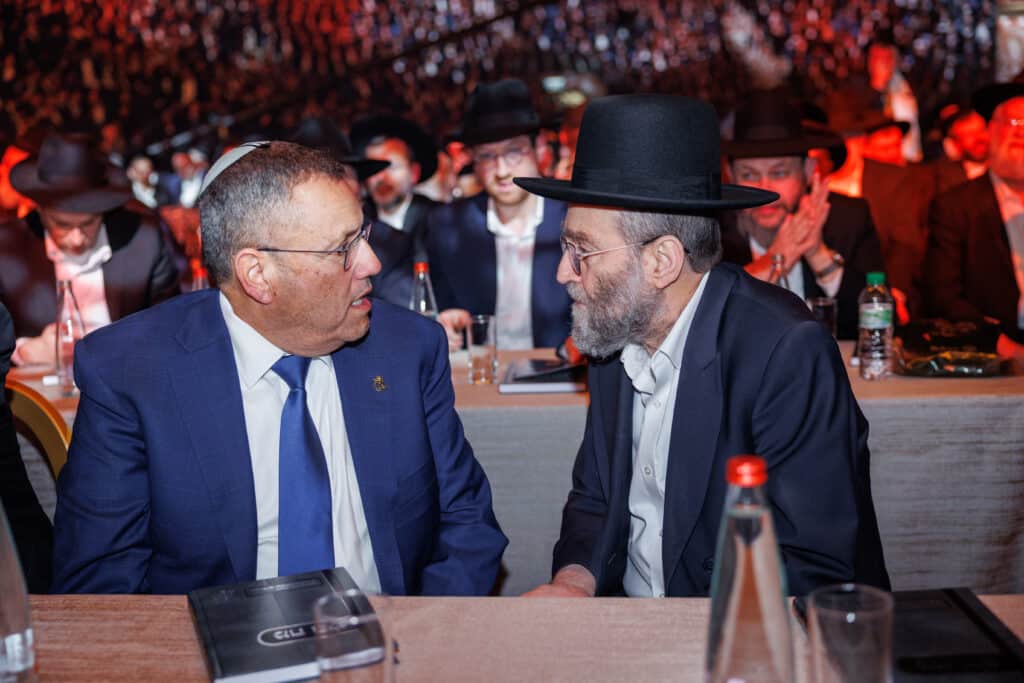 אלפי תלמידי ישיבת מיר במעמד "מלכי רבנן" בארנה