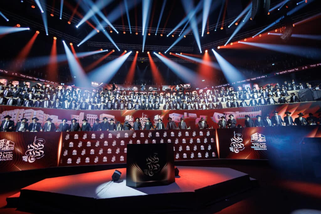 אלפי תלמידי ישיבת מיר במעמד "מלכי רבנן" בארנה