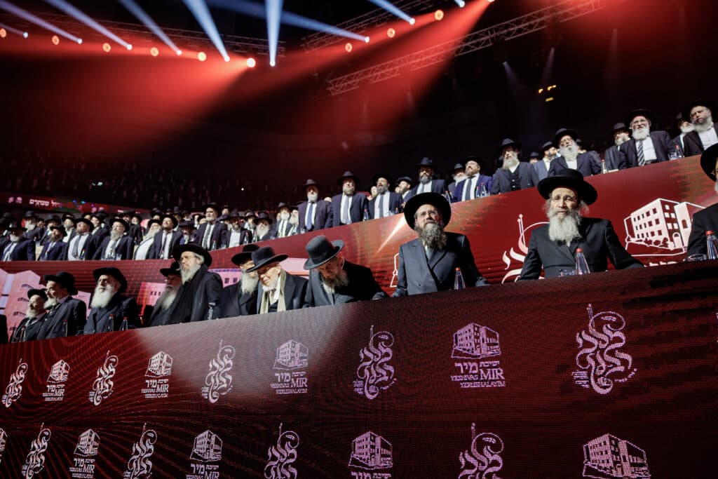 אלפי תלמידי ישיבת מיר במעמד "מלכי רבנן" בארנה