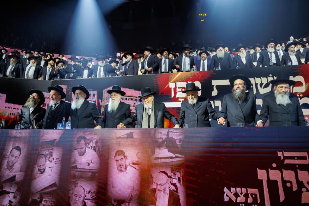 אלפי תלמידי ישיבת מיר במעמד "מלכי רבנן" בארנה