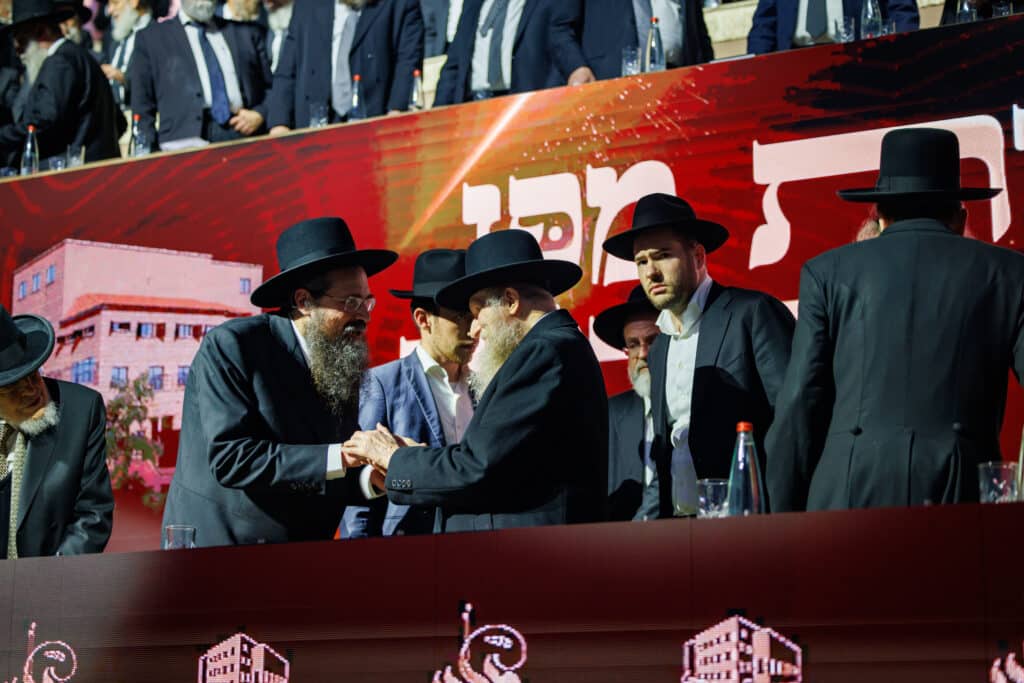 אלפי תלמידי ישיבת מיר במעמד "מלכי רבנן" בארנה