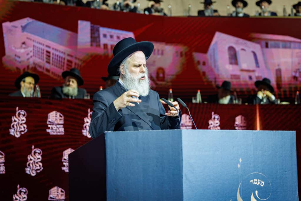 אלפי תלמידי ישיבת מיר במעמד "מלכי רבנן" בארנה