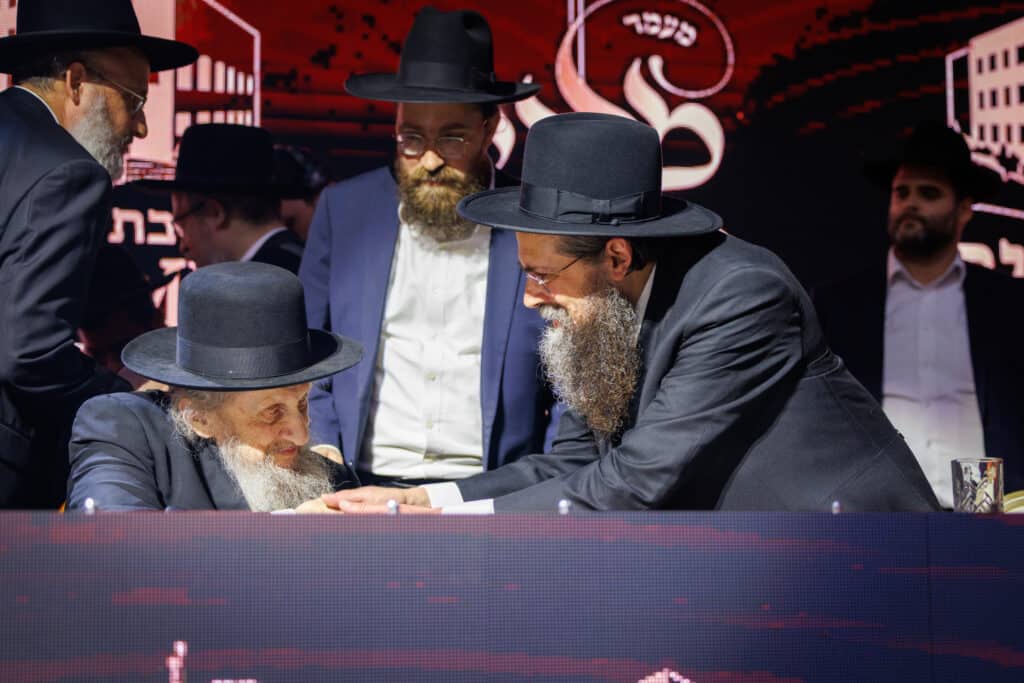 אלפי תלמידי ישיבת מיר במעמד "מלכי רבנן" בארנה