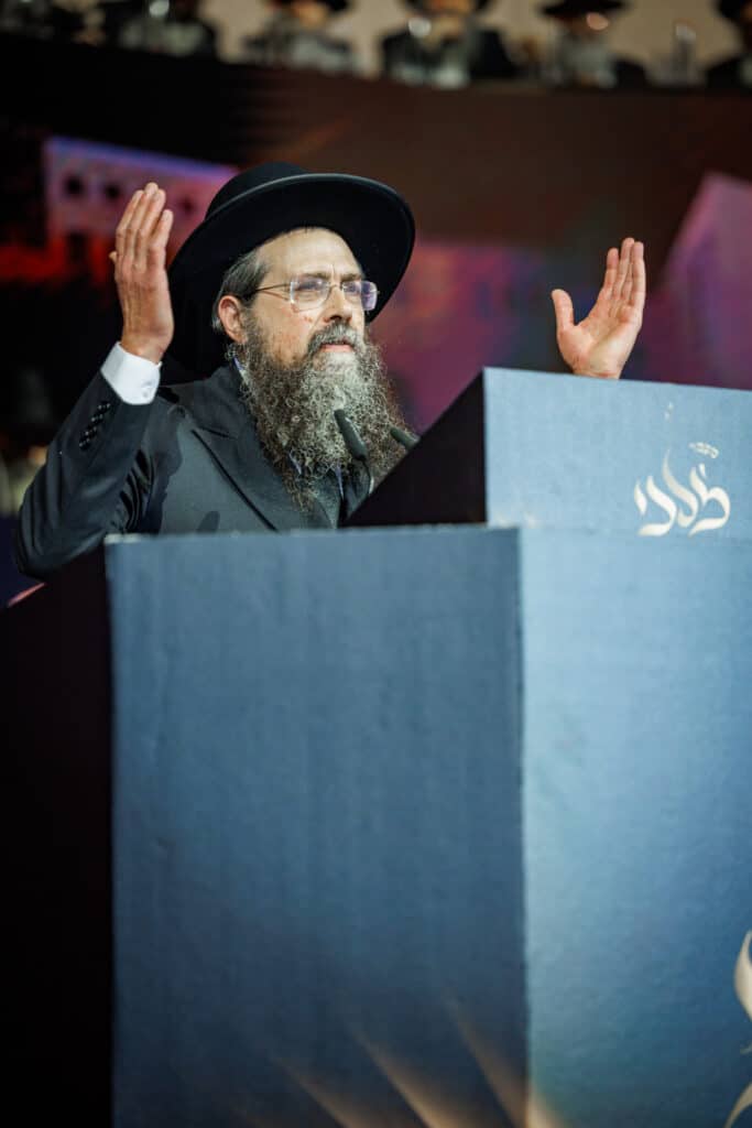 אלפי תלמידי ישיבת מיר במעמד "מלכי רבנן" בארנה