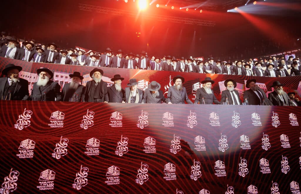 אלפי תלמידי ישיבת מיר במעמד "מלכי רבנן" בארנה