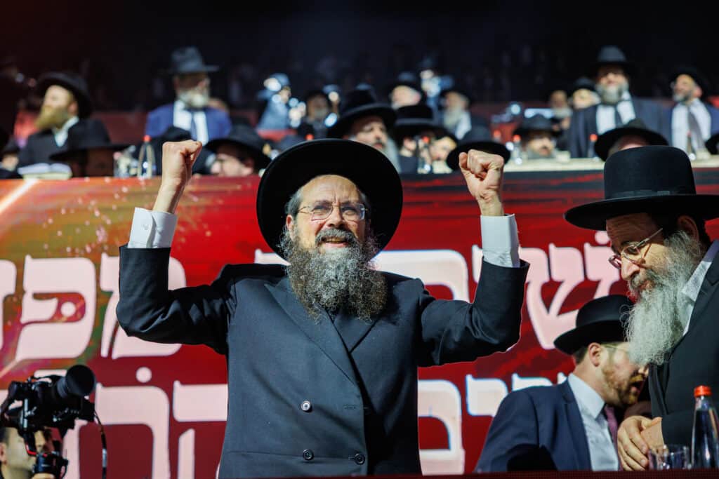 אלפי תלמידי ישיבת מיר במעמד "מלכי רבנן" בארנה