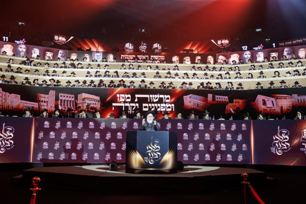 אלפי תלמידי ישיבת מיר במעמד "מלכי רבנן" בארנה