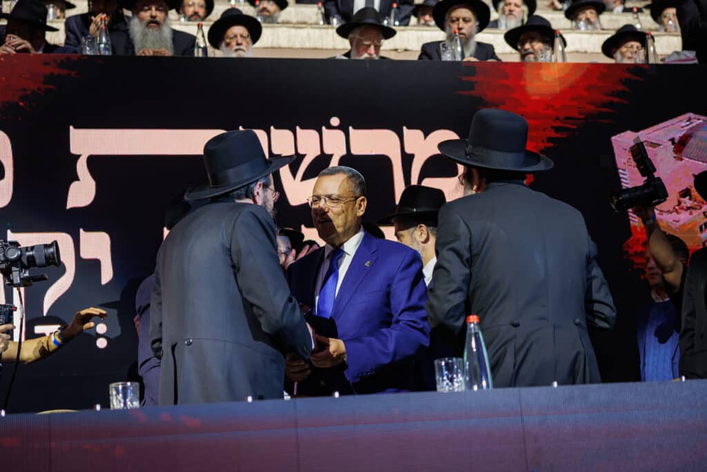 אלפי תלמידי ישיבת מיר במעמד "מלכי רבנן" בארנה