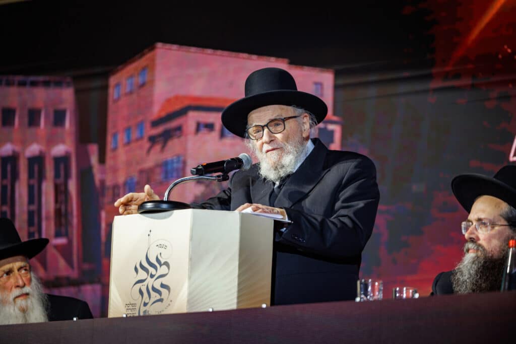 אלפי תלמידי ישיבת מיר במעמד "מלכי רבנן" בארנה