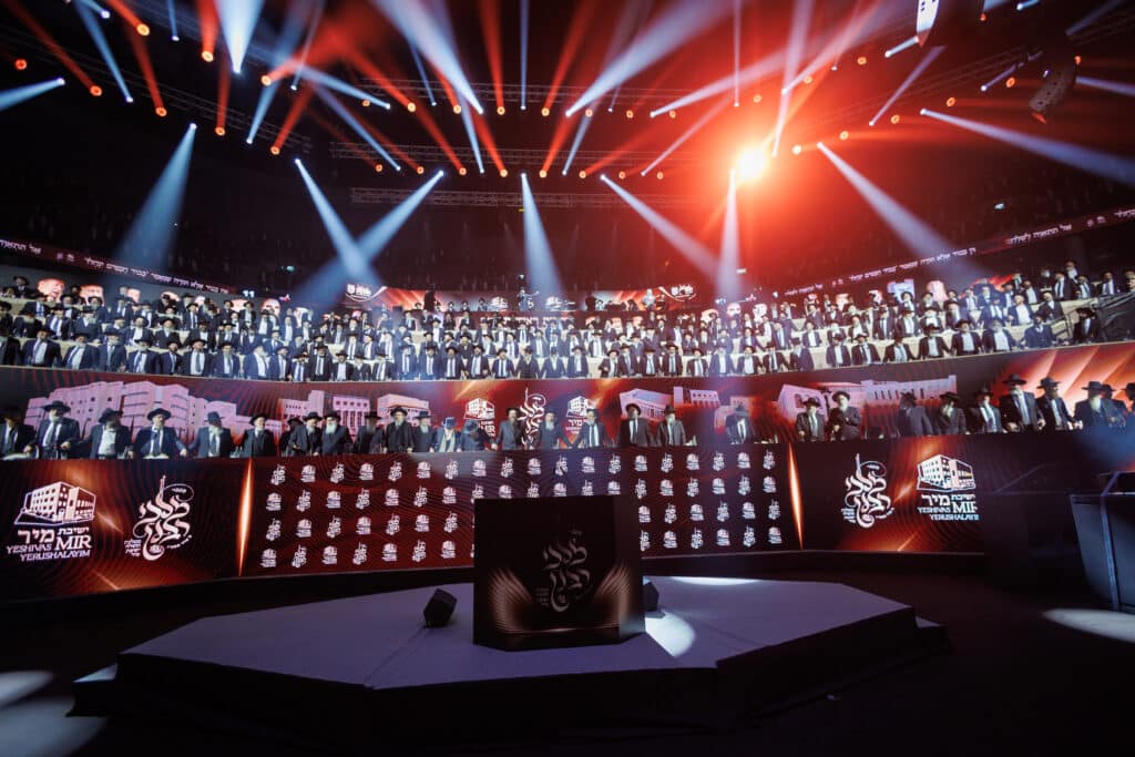 אלפי תלמידי ישיבת מיר במעמד "מלכי רבנן" בארנה