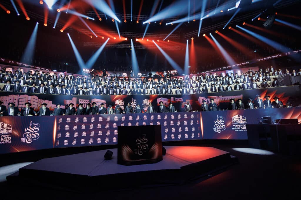 אלפי תלמידי ישיבת מיר במעמד "מלכי רבנן" בארנה