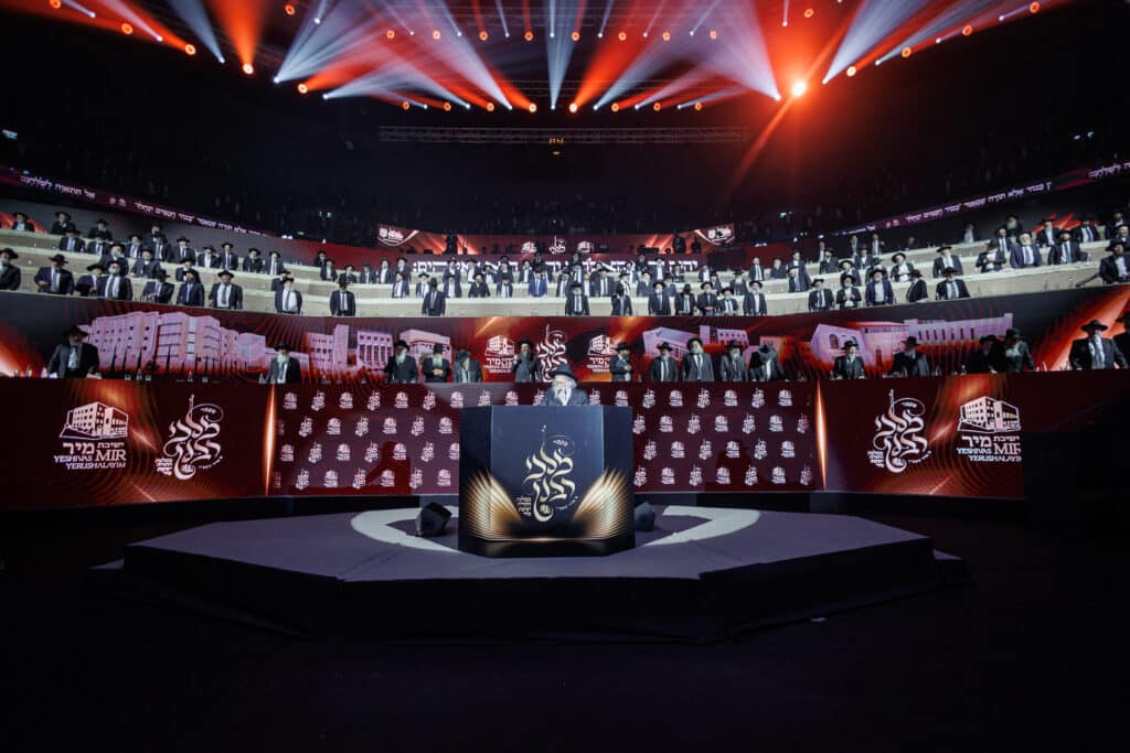 אלפי תלמידי ישיבת מיר במעמד "מלכי רבנן" בארנה