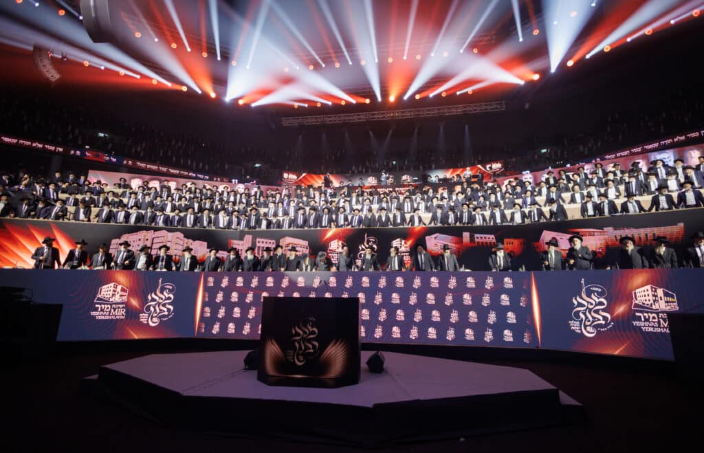 אלפי תלמידי ישיבת מיר במעמד "מלכי רבנן" בארנה