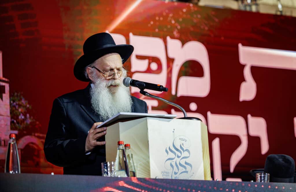 אלפי תלמידי ישיבת מיר במעמד "מלכי רבנן" בארנה