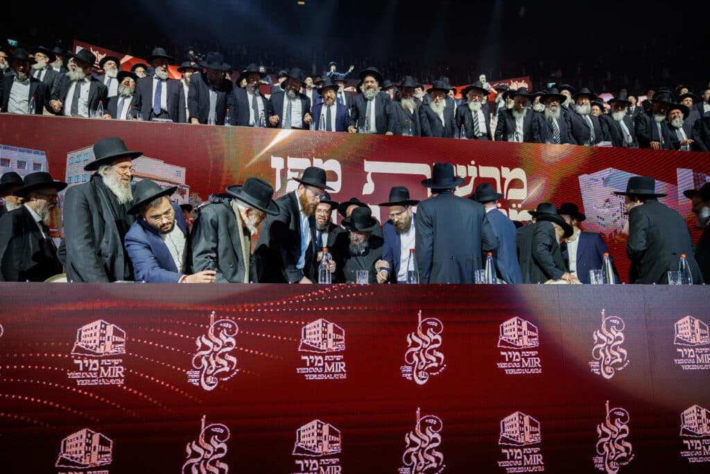 אלפי תלמידי ישיבת מיר במעמד "מלכי רבנן" בארנה