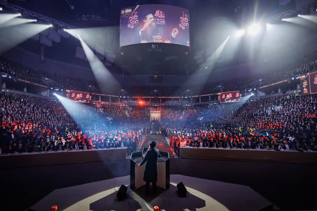 אלפי תלמידי ישיבת מיר במעמד "מלכי רבנן" בארנה