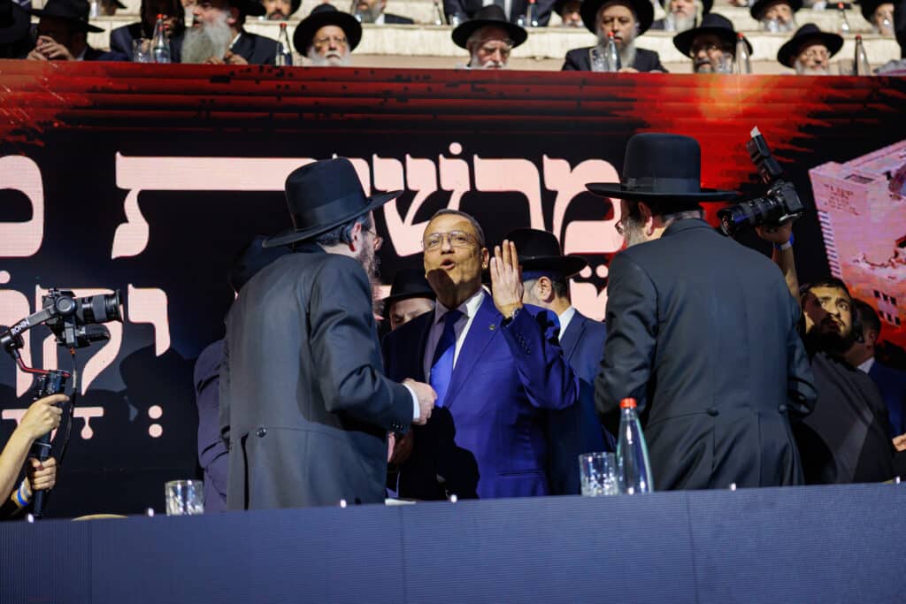 אלפי תלמידי ישיבת מיר במעמד "מלכי רבנן" בארנה