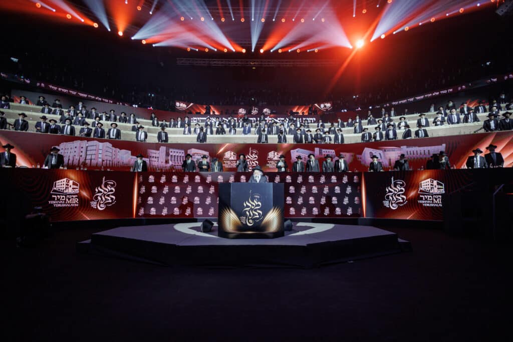 אלפי תלמידי ישיבת מיר במעמד "מלכי רבנן" בארנה