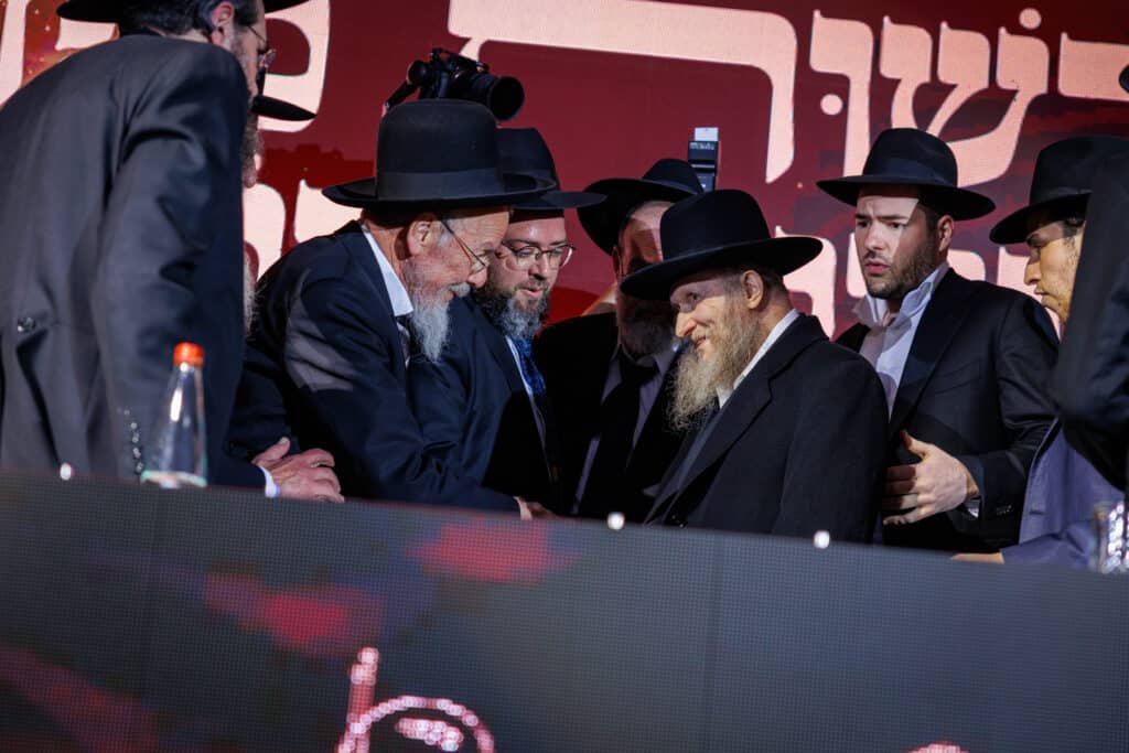 אלפי תלמידי ישיבת מיר במעמד "מלכי רבנן" בארנה