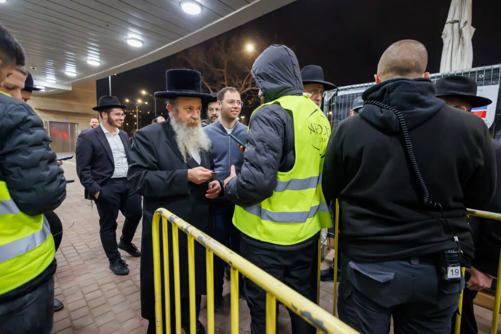 אלפי תלמידי ישיבת מיר במעמד "מלכי רבנן" בארנה