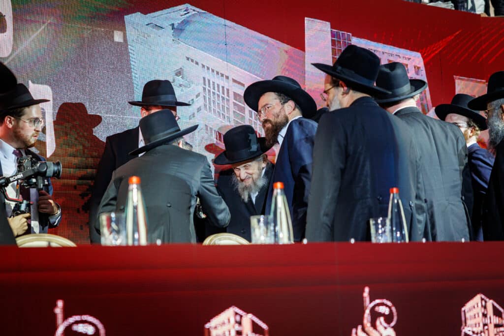 אלפי תלמידי ישיבת מיר במעמד "מלכי רבנן" בארנה