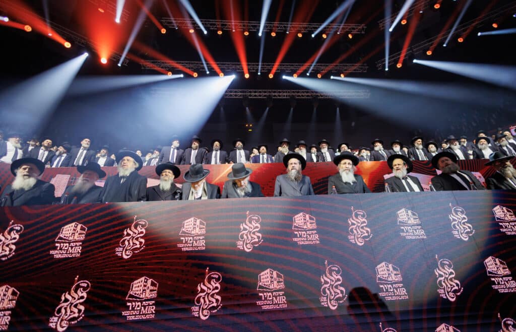 אלפי תלמידי ישיבת מיר במעמד "מלכי רבנן" בארנה
