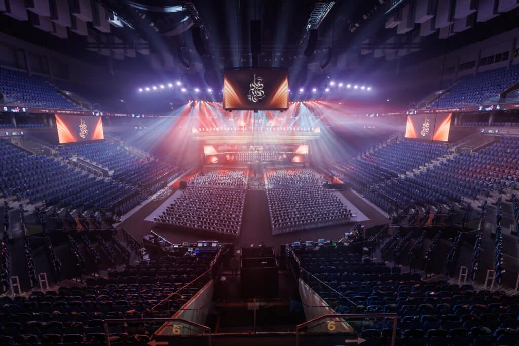 אלפי תלמידי ישיבת מיר במעמד "מלכי רבנן" בארנה