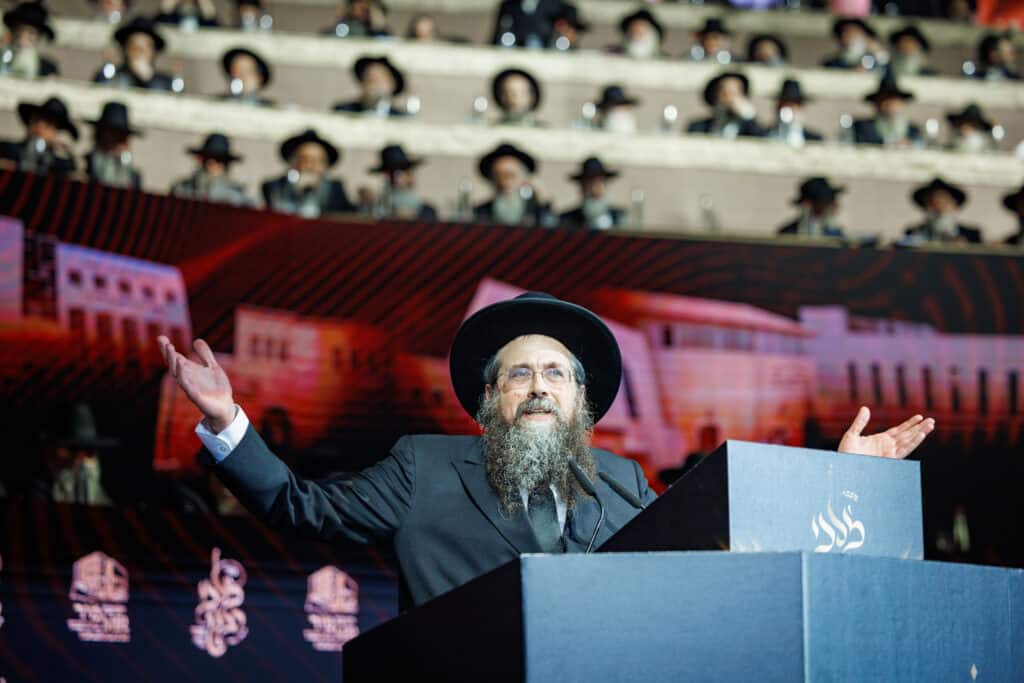 אלפי תלמידי ישיבת מיר במעמד "מלכי רבנן" בארנה