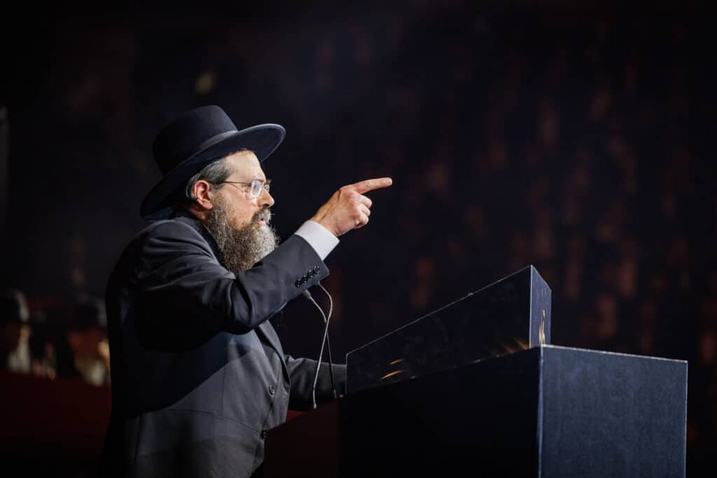 אלפי תלמידי ישיבת מיר במעמד "מלכי רבנן" בארנה