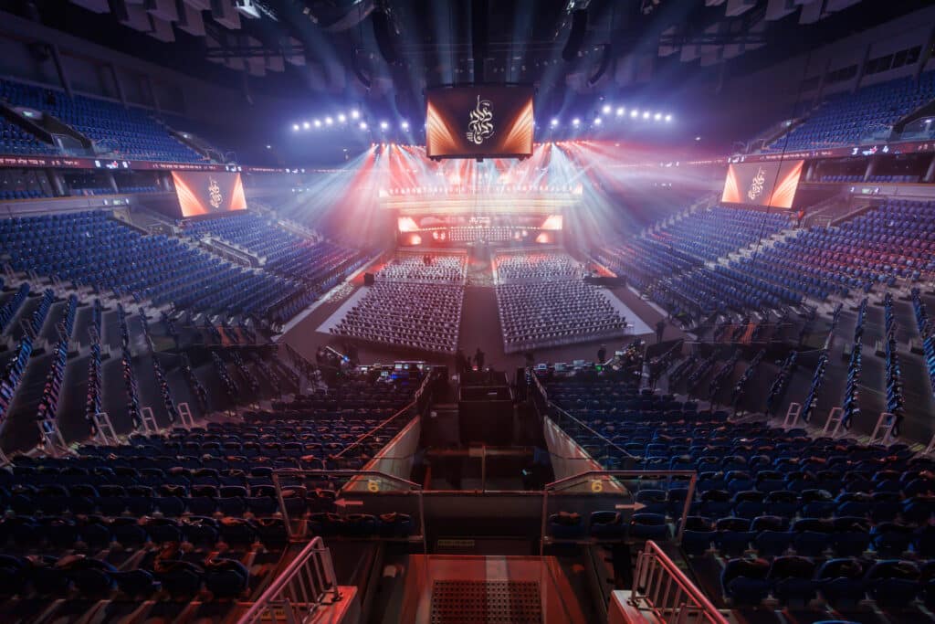 אלפי תלמידי ישיבת מיר במעמד "מלכי רבנן" בארנה