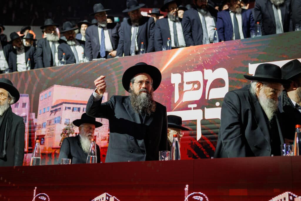 אלפי תלמידי ישיבת מיר במעמד "מלכי רבנן" בארנה