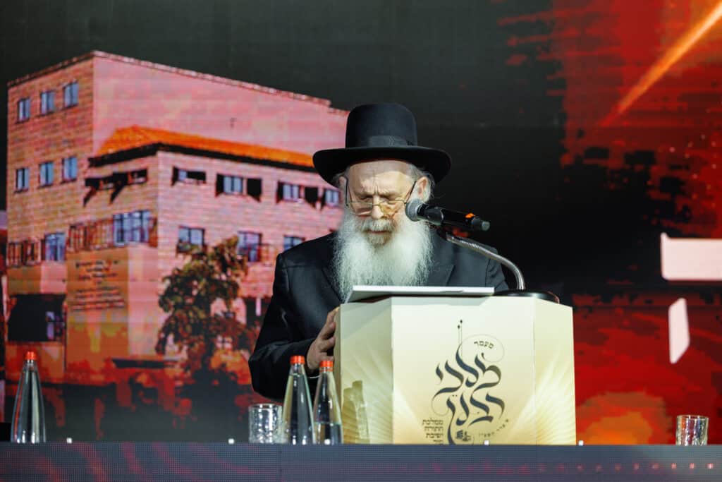 אלפי תלמידי ישיבת מיר במעמד "מלכי רבנן" בארנה