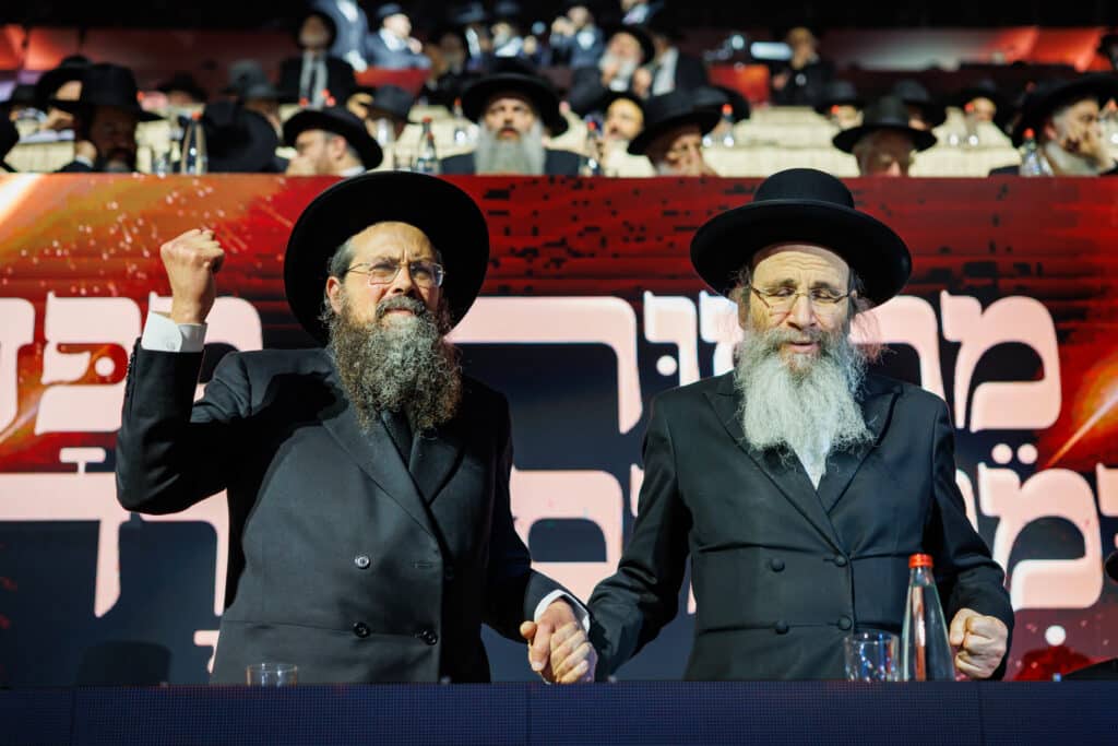 אלפי תלמידי ישיבת מיר במעמד "מלכי רבנן" בארנה