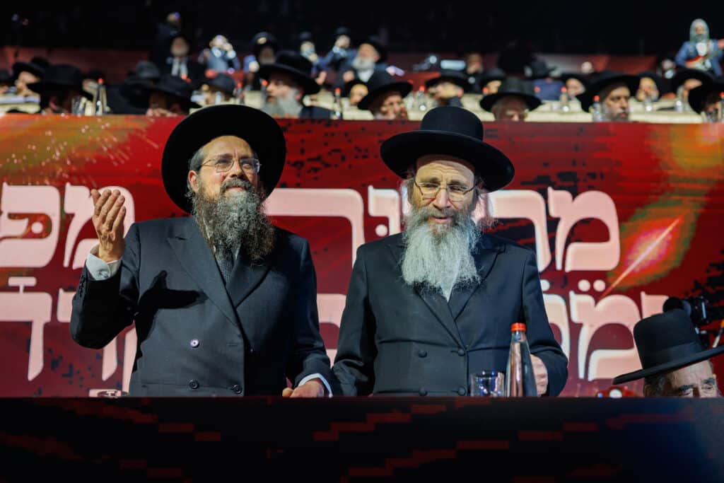 אלפי תלמידי ישיבת מיר במעמד "מלכי רבנן" בארנה