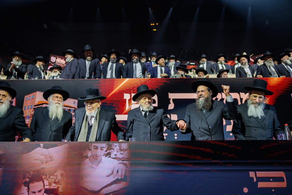 אלפי תלמידי ישיבת מיר במעמד "מלכי רבנן" בארנה