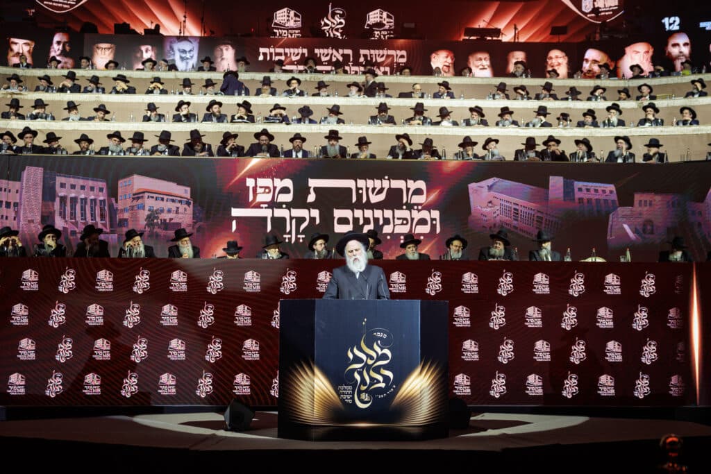 אלפי תלמידי ישיבת מיר במעמד "מלכי רבנן" בארנה