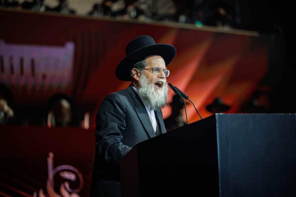 אלפי תלמידי ישיבת מיר במעמד "מלכי רבנן" בארנה